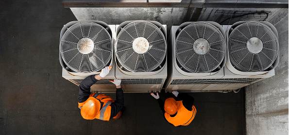 Рабочие и кондиционер