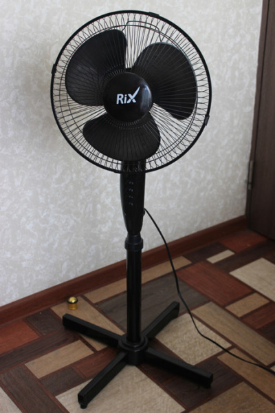 Напольный вентилятор  Rix RSF-3000B (Черный)